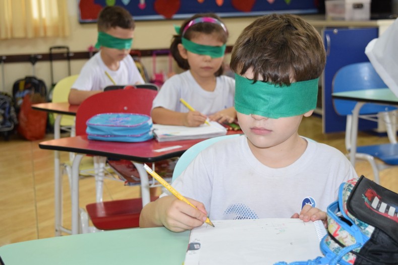 1º Ano EF: Como é desenhar sem enxergar?